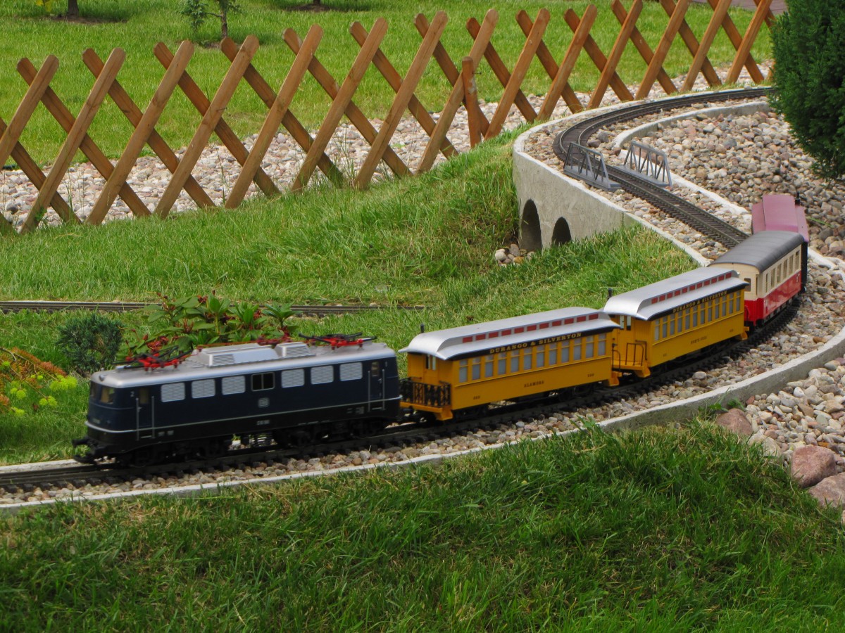 Die E10 190 am 03.06.2015 auf der Anlage im Nadmorski Park Miniatur in Dziwnów.