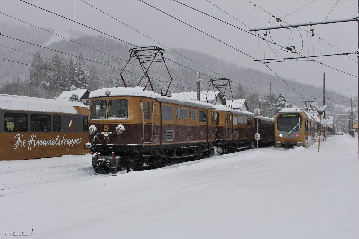Die E10 (ex 1099.010) und die E7 (ex 1099.007) warten am 2.12.2023 im Bahnhof Mariazell nach dem Stürzen des Zuges als R6892 auf die Retourleistung nach St.Pölten Hbf.
