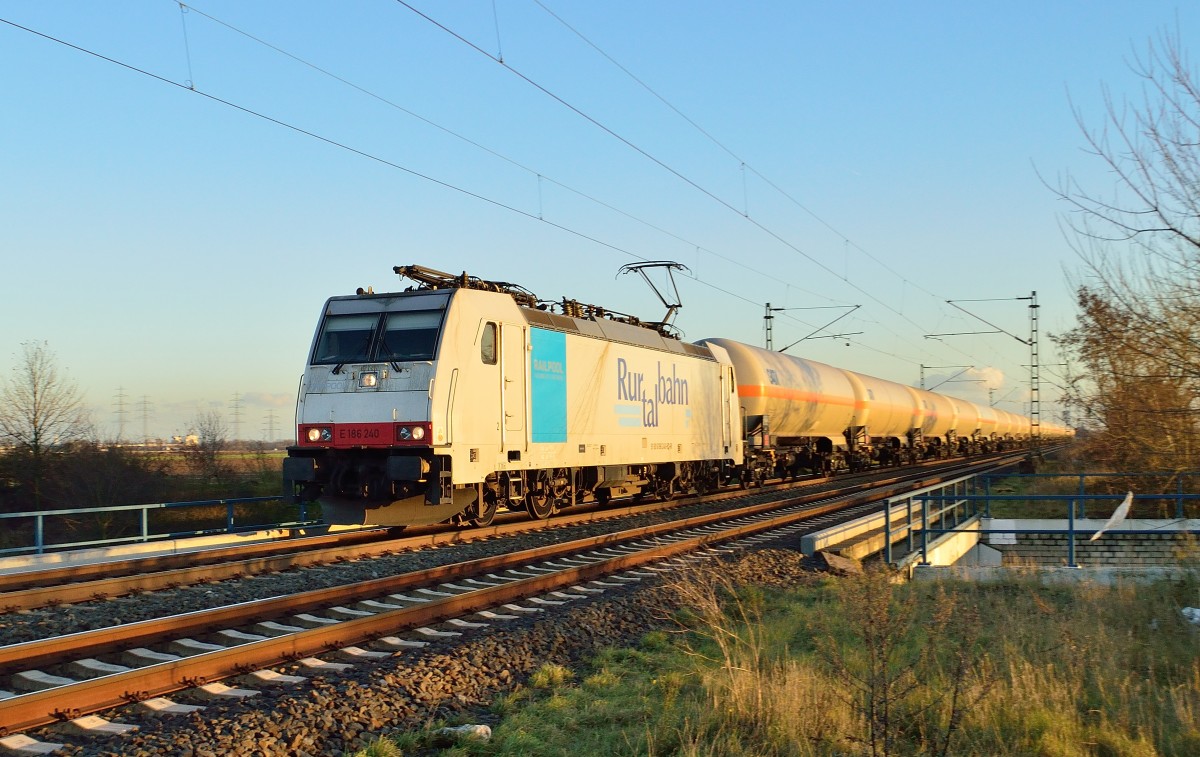 Die E186 240 der Rurtalbahn kommt mit einem GATX-Tankwagenzug über die Kbs gen Neuss am Freitag den 20.12.2013