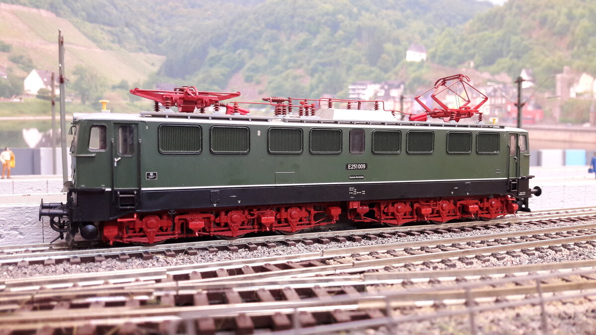 Die E251 der DR wurde extra nur für die sogenannte Harz / Rübelandbahn gebaut und lief auf dem extra Stromnetz mit 25 kV bei 50 Hz. 15 Maschinen wurden ab 1970 gebaut erst als E251 dann als 251 und später unter der DB als 171 bezeichnet. Hier als Modell von Rivarossi in DR Version in grün mit roten Drehgestellen. HR2478, DC digital
