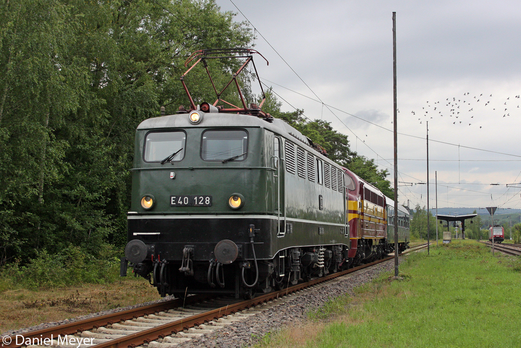 Die E40 128 mit CFL 1604+ Wagen um dann via DB Museum Koblenz nach Neumnster zum 150 Jahre AW Neumnster Fest zu fahren , hier in Igel am 16.06.2011 