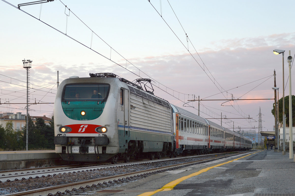 Die E402 123 mit IC 505 nach Rom in den Bahnhof Albenga. Die Wagen haben die neue Trenitalia IC-Lackierung ( ICSun ), die den DB-Farben sehr ähnlich ist
