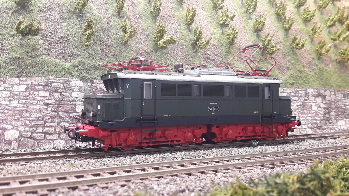Die E44, Prototyp ab 1930, Serie ab 1932. Diese Lok war die erste Deutsche Serienlok ohne Vorläuferachsen und Einzelachsantrieb. Später als DB 144 und DR 244 umbenannt.
Hier ein Modell in DR Version 244 108-7  Modell von Roco   63839  DC digital