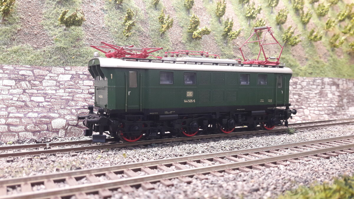 Die E44.5 , Prototyp ( als E44 ab 1930 ), Serie E44.5 ab 1933. Die E44 war die erste Deutsche Serienlok ohne Vorläuferachsen und Einzelachsantrieb. Für die gebirgige Strecke Freilassig - Berchtesgaden für extra die E44.5 entworfen ( Anzahl 8 Loks ). Sie unterscheidet sich von den normalen 44ern durch den fehlenden Vorbau und anderen Drehgestellen. Auch der Rahmen ist etwas anders.
Hier ein Modell in DB Version 144 505-5  Modell von Liliput,  L132543,  DC digital
