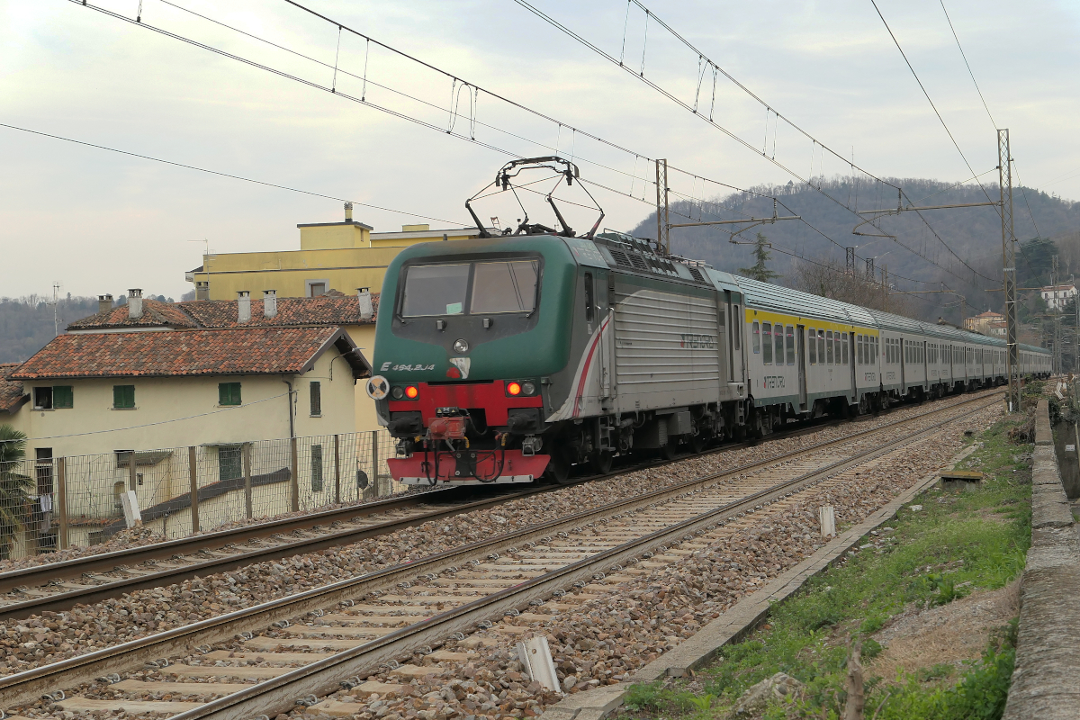 Die E464 294-4 I-TN der Trenord schiebt ihren Regionale Chiasso - Milano Porta Garibaldi entlang des Stadtrands von Como hinauf nach Como-Camerlata. Bevor der Güterverkehr durch einen Tunnel geleitet wurde, war hier Schiebebetrieb notwendig. Mein Standort ist gegenüber der fast tausendjährigen Kirche Sant Abbondio und nur wenige Meteer von der Stelle entfernt, wo ich 44 Jahre früher mein erstes Foto eines Zuges der FS gemacht habe.
Como, 17. März 2023, 17.22 Uhr