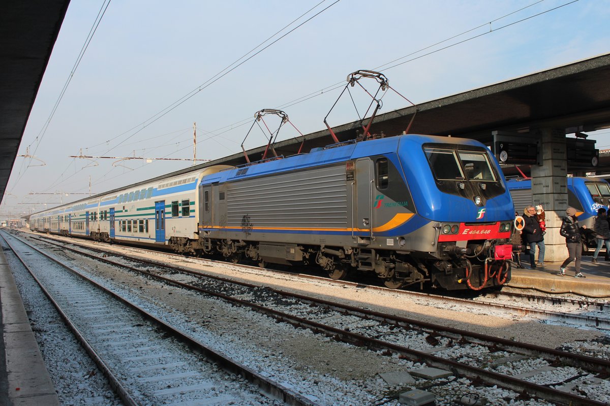 Die E464.646 steht am 24.1.2016 mit dem R2233 Richtung Bologna Centrale in Venezia-St,Lucia zur abfahrt bereit.