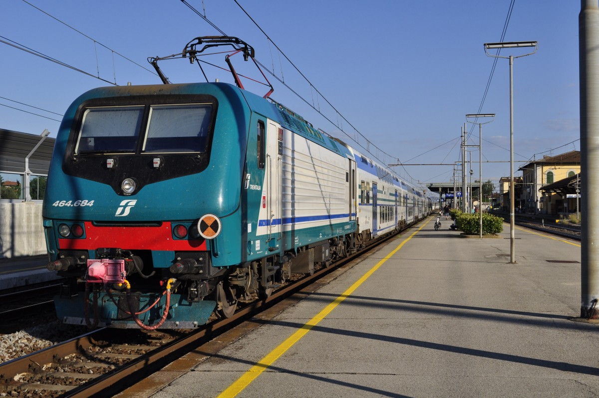 Die E464.684 schob am 26.08.13 den Treno Regionale von Firenze S.M.N. nach Chiusi-Chianciano Terme. Aufgenommen beim Halt in Figline Valdarno.