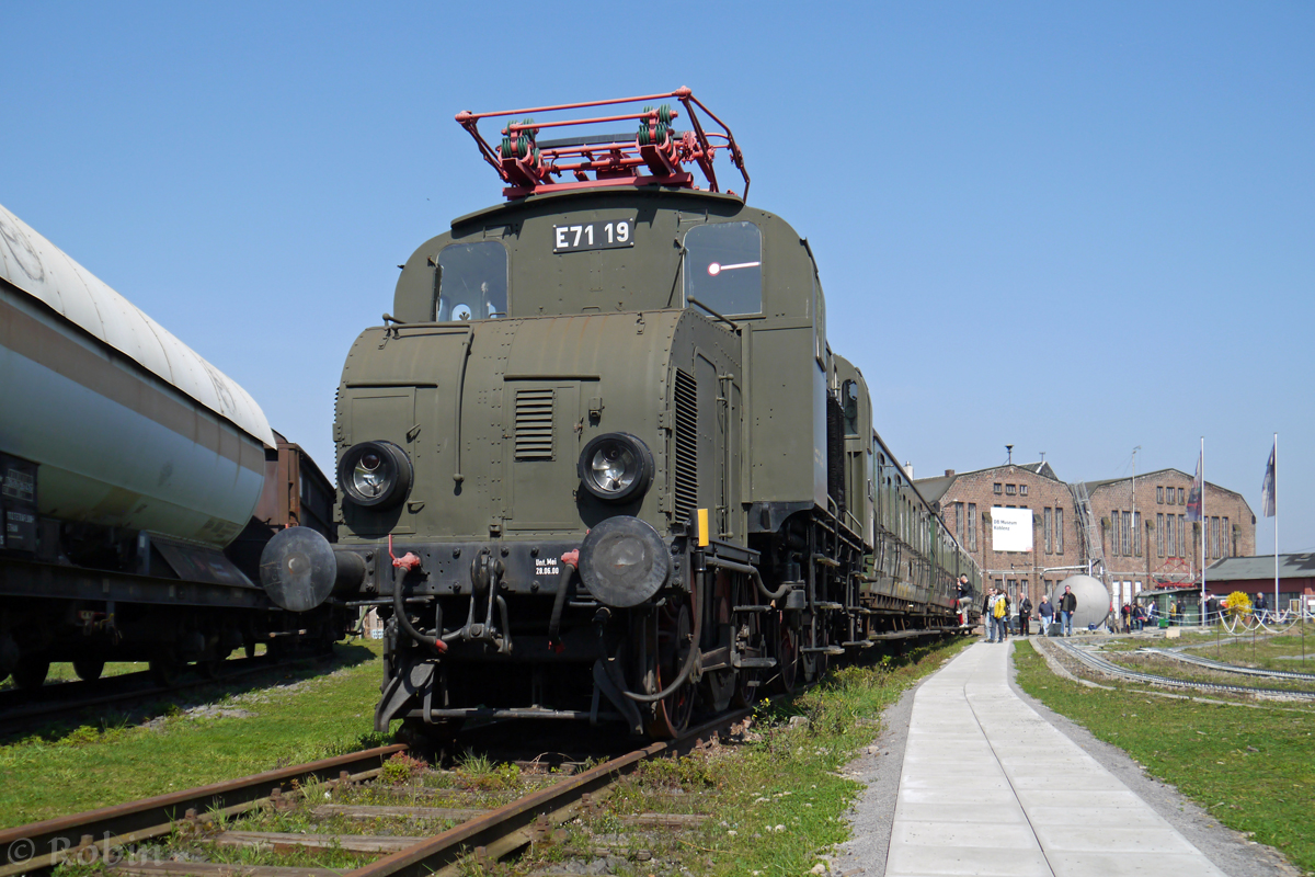 Die E71 19 steht mit mehreren Abteilwagen vor dem Gebäude des DB-Museums in Koblenz. 
(29.03.2014)