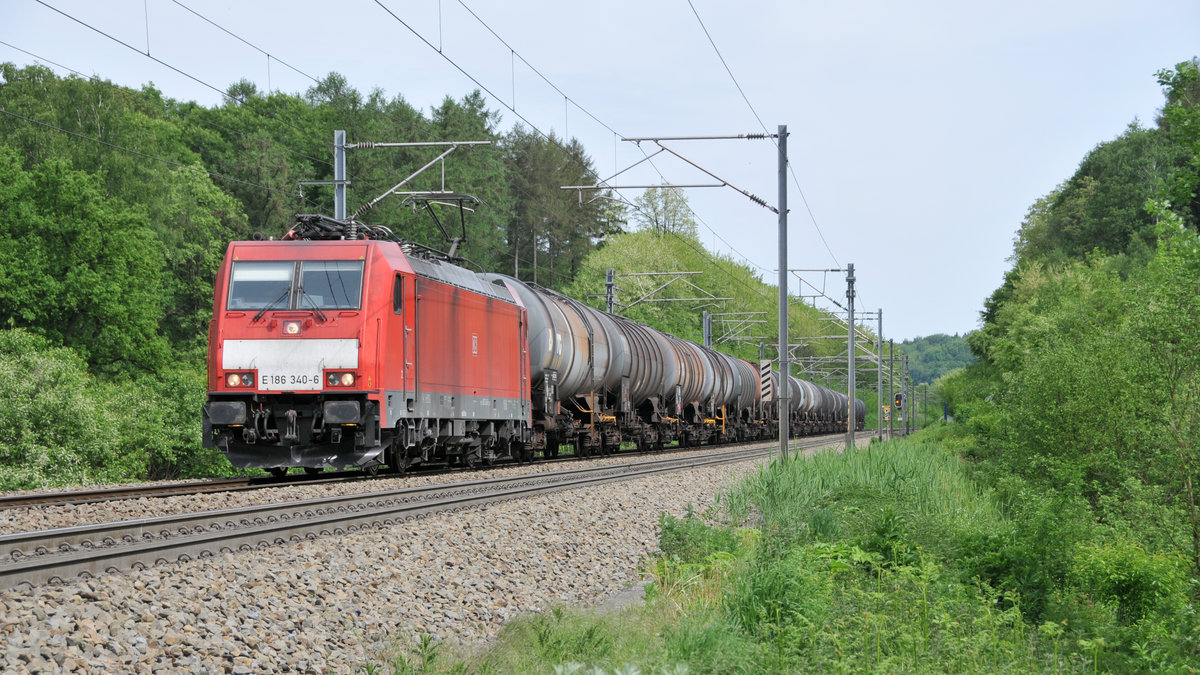 Die ebenfalls an DB Cargo Nederland vermietete 186 340 kam mir mit einem kurzen Kesselwagenzug im Gemmenicher Wald entgegen. Aufnahme vom 12/05/2018.