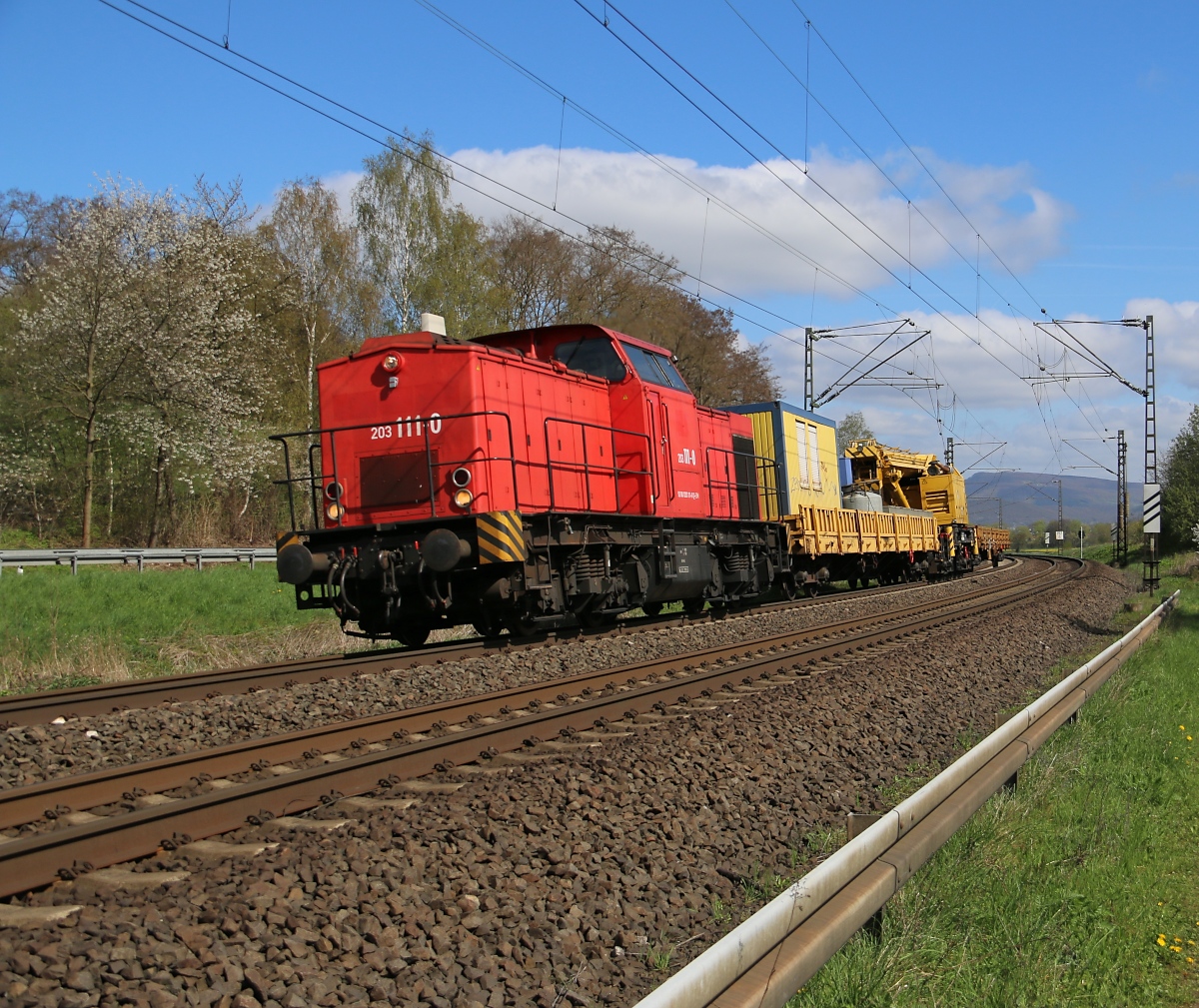 Die EBM 203 111-0 beförderte am 20.04.2016 einen Gleiskran in Richtung Süden. Aufgenommen in Wehretal-Reichensachsen.