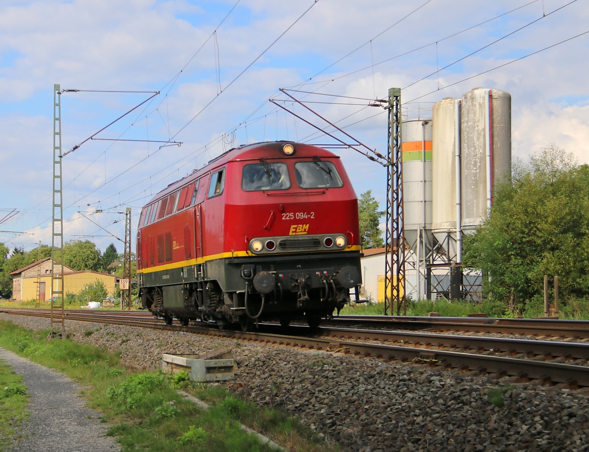Die EBM 225 094-2 kam am 02.09.2015 als Tfzf in Richtung Süden durch Haunetal-Neukirchen.