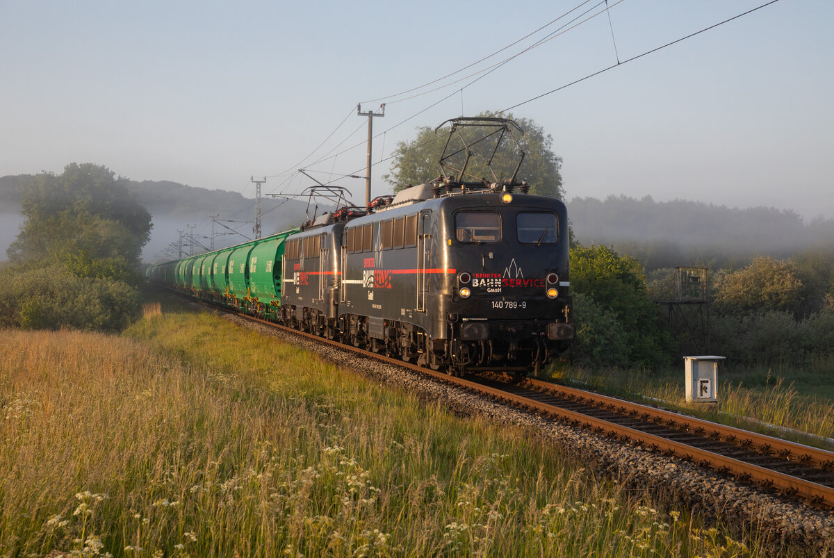 Die EBS 140 789 & 140 772 zogen am 06.06.2023 einen Getreidezug nach Mukran, bei Lietzow.
