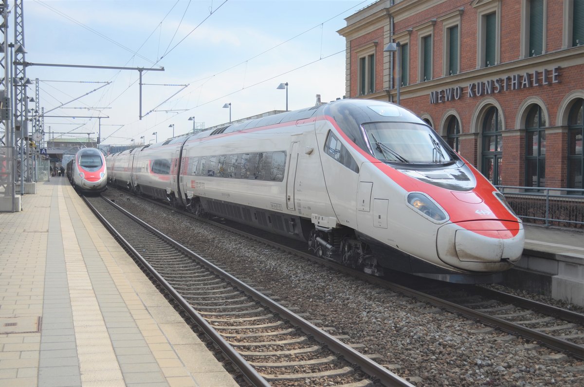 Die EC-Linie Zürich - München ist seit Dezember 2020 ETR 610 betrieben. In Memmingen kreuzen sich die beiden Züge zu jeder vollen geraden Stunde. Aufnahmedatum und Zeit: 03.04.2021 um 16:00 Uhr