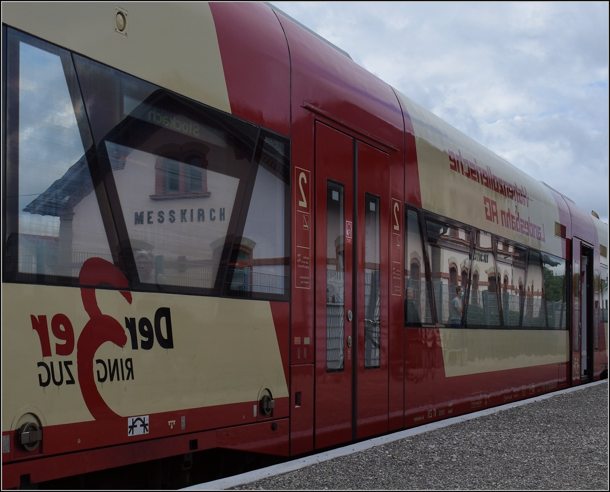 Die echte Premierenfahrt auf der Ablachtalbahn. 

Die Stadt Messkirch hatte das Herz in die Hand genommen, die Ablachtalbahn gekauft und endlich wieder fahrbereit gemacht, da der Landkreis wenig Initiative in Sachen Bahn zeigt. Zusammen mit den Mitstreitern aus Sauldorf ist wirklich erstaunliches gelungen. Grund genug hier mal der Stadt im Bild ein wenig zu huldigen, im Bild auch 650 382.

Messkirch, 08. August 2021.