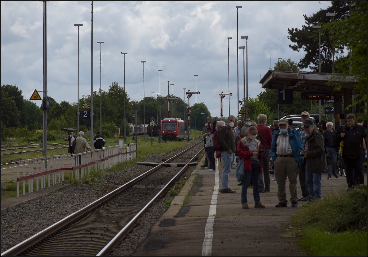 Die echte Premierenfahrt auf der Ablachtalbahn.

650 116 der DB darf von Herbertingen einfahren während die Menge der Fahrgäste am Bahnsteig weder auf den Zug nach Sigmaringen wartet noch auf den den Gegenzug sonder alle wollen nach Stockach. Im Hintergrund kann man noch die überraschend kompletten Bahnanlagen von Mengen erkennen, sogar ein Ablaufberg ist noch vorhanden. 08. August 2021.