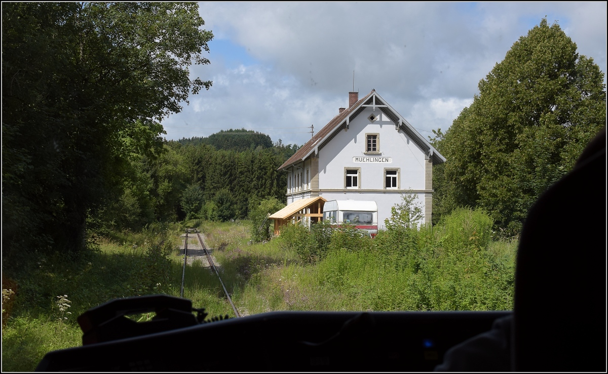 Die echte Premierenfahrt auf der Ablachtalbahn.

Auffällig schön renoviert präsentiert sich das ehemalige Empfangsgebäude des Bahnhof Mühlingen. Fotostandort Fahrgastraum. 08. August 2021.