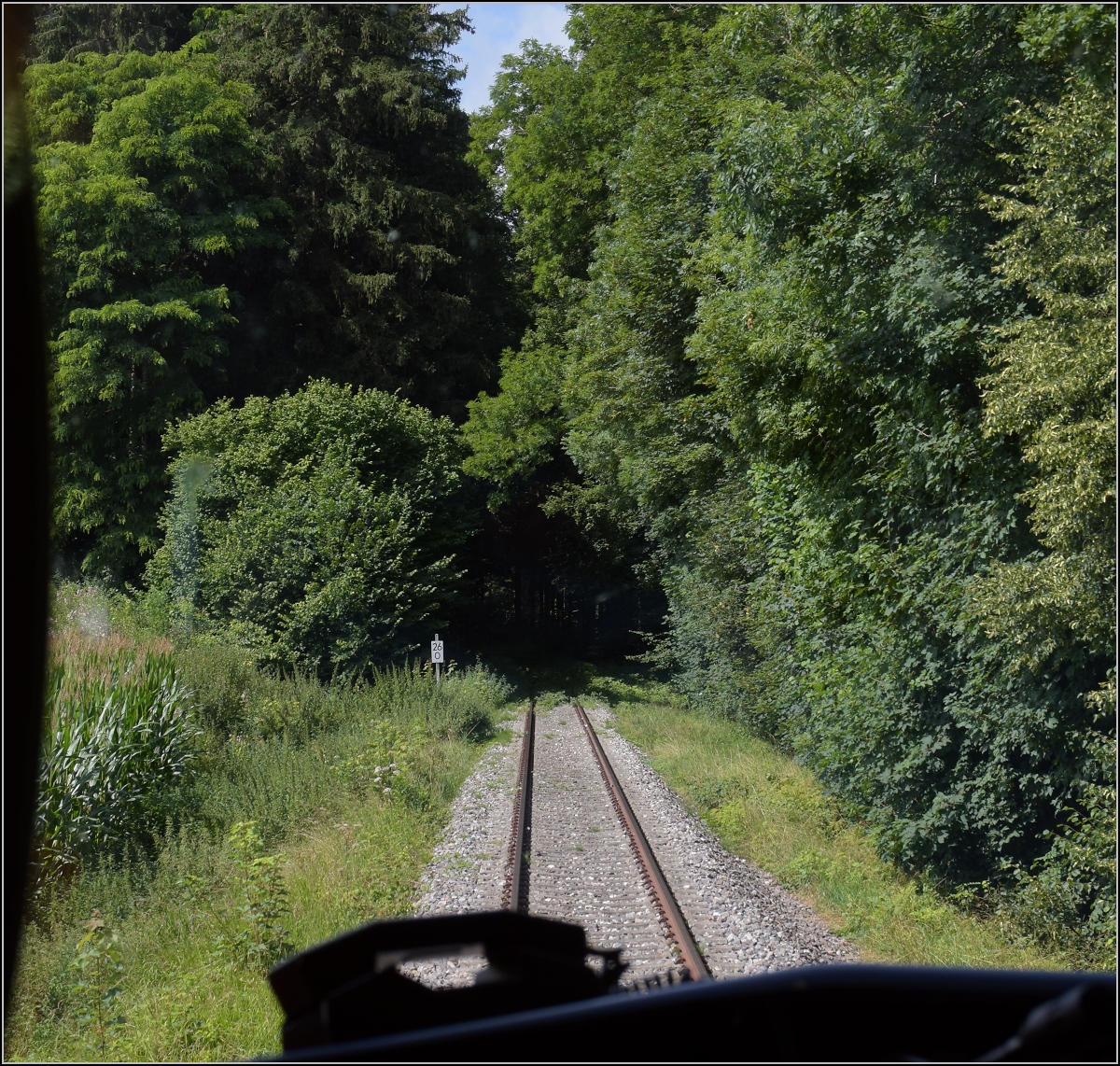 Die echte Premierenfahrt auf der Ablachtalbahn.

Der Oberbau befindet sich im die letzten Jahre gesperrten Streckenteil ganz offenbar in einem hervorragenden Zustand. 

Fotostandort Fahrgastraum. Zoznegg, 08. August 2021.