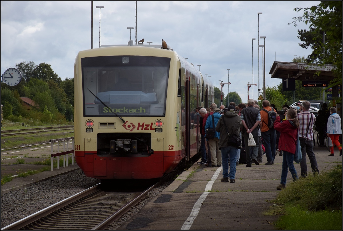 Die echte Premierenfahrt auf der Ablachtalbahn.

Die Menge stürmt die Rückfahrt nach Stockach. Seehäsle 650 627 vor dem Ringzug 650 382. Mengen, 08. August 2021.