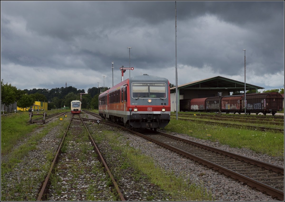 Die echte Premierenfahrt auf der Ablachtalbahn.

Im württembergischen Bahnhof Mengen muss die  Biberbahn  rasch wieder Platz machen für 628/928 698 auf der Donautalbahn, ein dritter Bahnsteig ist nur noch rudimentär vorhanden, vorne 650 382 vom Ringzug, hinten das Seehäsle 650 627. Gut zu erkennen, dass hier überraschend viel Nahgüterverkehr stattfindet.

Fotostandort Bahnsteig Gleis 1 im württembergischen Bahnhof Mengen, 08. August 2021.