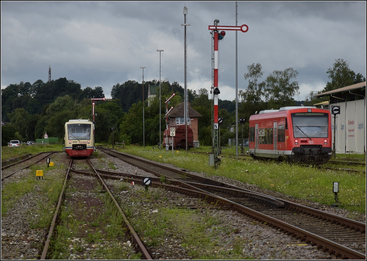 Die echte Premierenfahrt auf der Ablachtalbahn.

Im badischen Bahnhof Mengen muss der Zug die Kreuzung der Donautalbahnzüge abwarten. Links vorne 650 382 vom Ringzug, hinten das Seehäsle 650 627, rechts fährt 650 116 der DB aus und das Formsignal mit Langsamfahrt darf auch ohne Sonne gezeigt werden. 

Standort Bahnsteig 1 württembergischer Bahnhof Mengen, 08. August 2021.