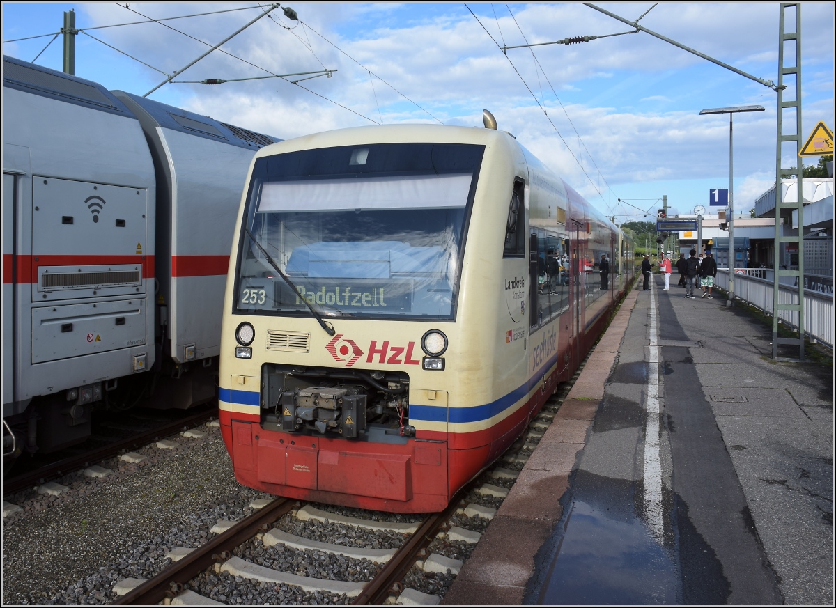 Die echte Premierenfahrt auf der Ablachtalbahn.

In der Performance, erste echte durchgehende Bahnfahrt mit einem Personenzug auf der Ablachtalbahn trotz Biberschaden und Hochwasserschaden gibt es eine Bestnote für die in Rekordzeit reparierte Strecke. Für die fehlende Anzeige Mengen auf dem Triebwagen gab es einen Abzug in der B-Note vom Fahrgastverband ProBahn... ;-)

In Radolfzell wird für die Reise nach Hohenzollern und Württemberg stilecht ein Regioshuttle (650 382) der hohenzollerischen Landeseisenbahn bereitgestellt. Bis zur Fusion mit der SWEG vor nicht allzulanger Zeit war das ja die letzte originale Länderbahn. 

Radolfzell, 08. August 2021.
