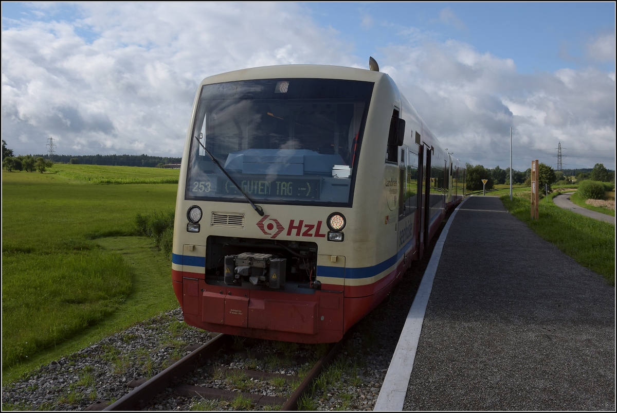 Die echte Premierenfahrt auf der Ablachtalbahn.

In Sauldorf sind die Fahrgäste eingestiegen. Kurz Zeit um ein Foto vom Zug mit Blick ins Reich des Bibers zu machen, vorne 650 382 vom Ringzug, hinten das Seehäsle 650 627. 

Sauldorf, 08. August 2021.