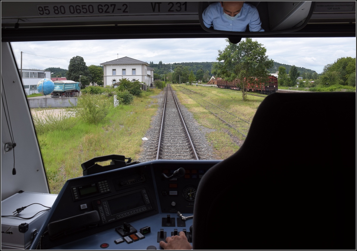 Die echte Premierenfahrt auf der Ablachtalbahn.

Mit ihren Worten  Mir wellet au mitfahra am Hbf Krauchenwies (Hohenzollern)!  haben die Leute nicht ganz unrecht. das imposante Empfangsgebäude und die Gleisanlagen von Krauchenwies haben zumindest das Zeug zum Hauptbahnhof. Manch eine Stadt wurde mit viel kleinerem Bahnhof bedacht. Zumindest für Holztransporte hat der  Hbf  noch einen wichtige Funktion. 

Fotostandort Fahrgastraum, Krauchenwies, 08. August 2021.