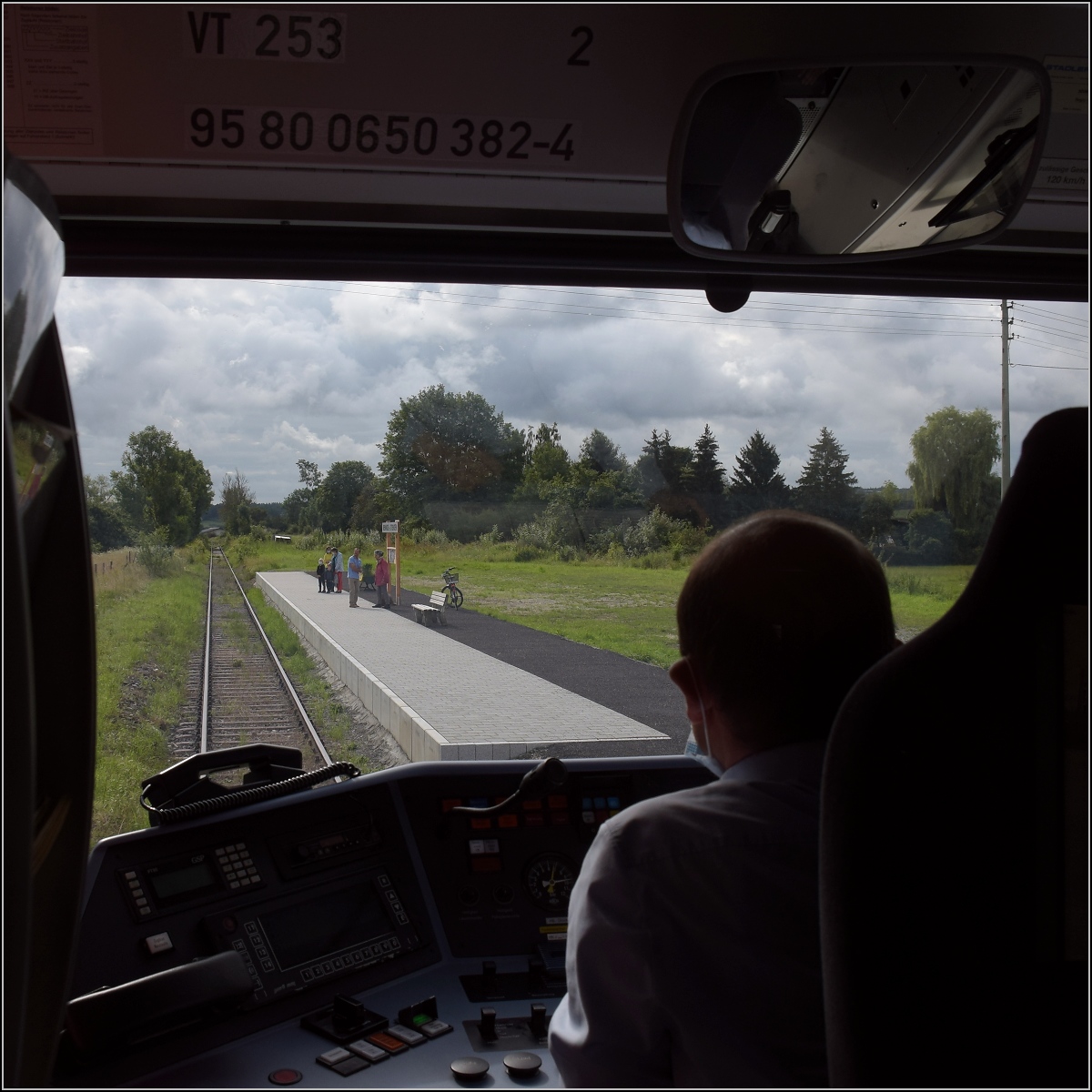 Die echte Premierenfahrt auf der Ablachtalbahn.

Und eine echte Besonderheit im deutschen Bahnnetz. Der wunderhübsch hergestellte Bahnsteig von Menningen-Leitishofen ist ein Produkt der örtlichen Bevölkerung, die sich hier eigenhändig an der Ablachtalbahn beteiligt hat. Dafür gibt es auch einen Halt. Jede Gemeinde, die sie beteiligt, bekommt einen Halt. Sauldorf und Messkirch sind ohnehin die Initiatoren und Mennigen-Leitishofen hat vorgemacht, wie man beitragen kann in Eigeninitiative. Dürfte wohl unvorstellbar sein bei der großen Bahn.

Fotostandort Fahrgastraum. Wackershofen, 08. August 2021.