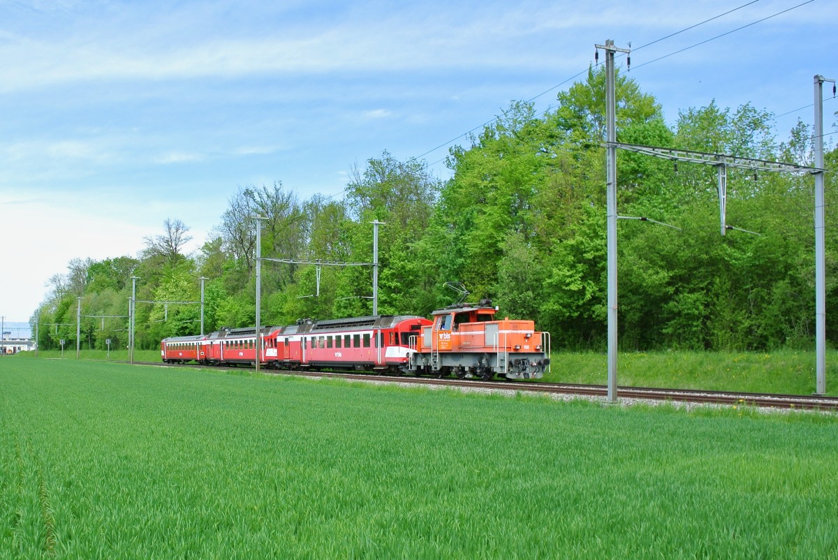 Die Ee 3/3 132 berfhrte heute nicht mehr gebrauchte RBDe 566 I von Oberburg nach Hasle-Regsau. Ee 3/3 132, RBDe 566 223-4, RBDe 566 226-7 und ABt 50 38-33 927-6 kurz nach Oberburg, 08.05.2015.