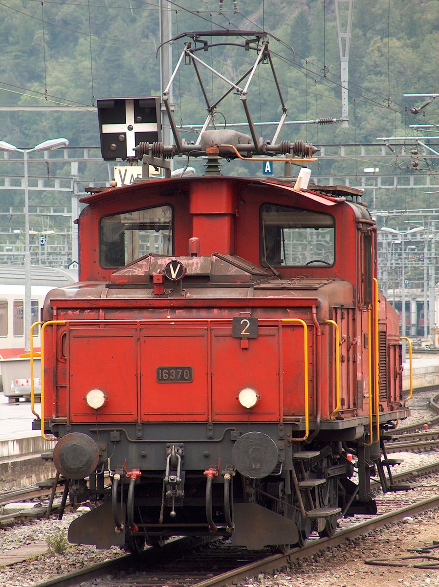 Die Ee 3/3 16370 im Bahnhof Brig, 22-06-2004