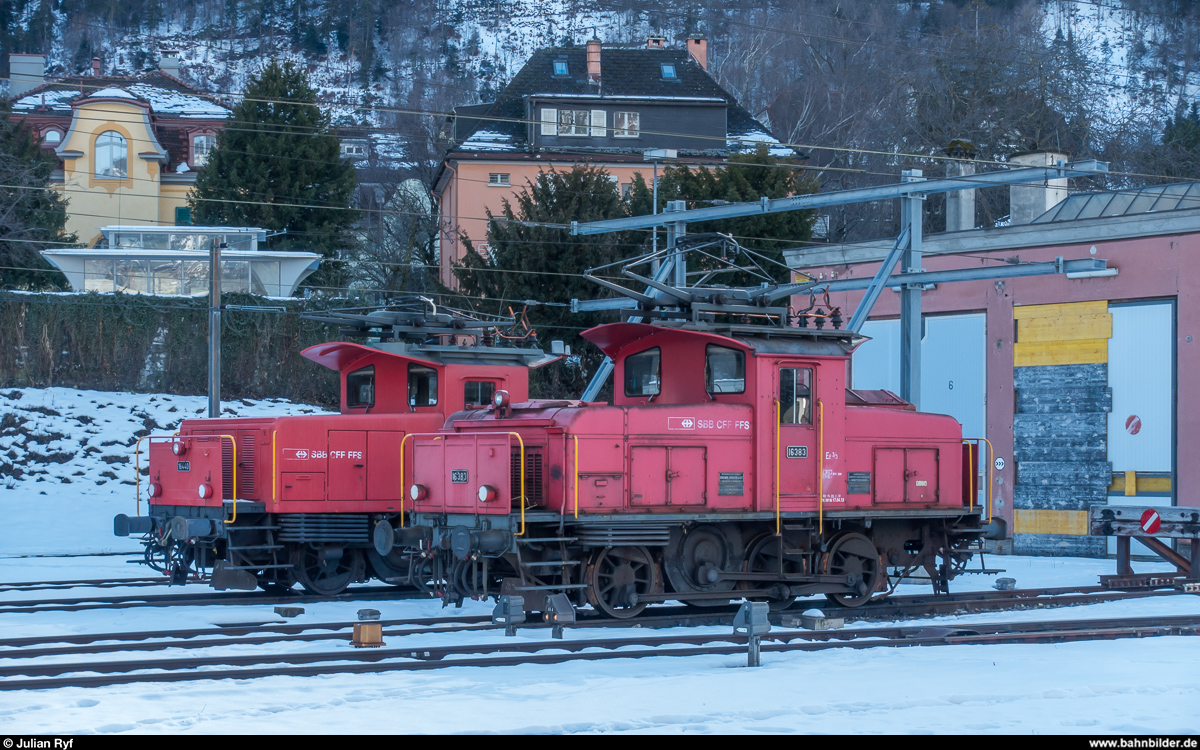 Die Ee 3/3 16383 und 16440 warten am 24. Januar 2018 in Chur auf weitere Aufgaben.
