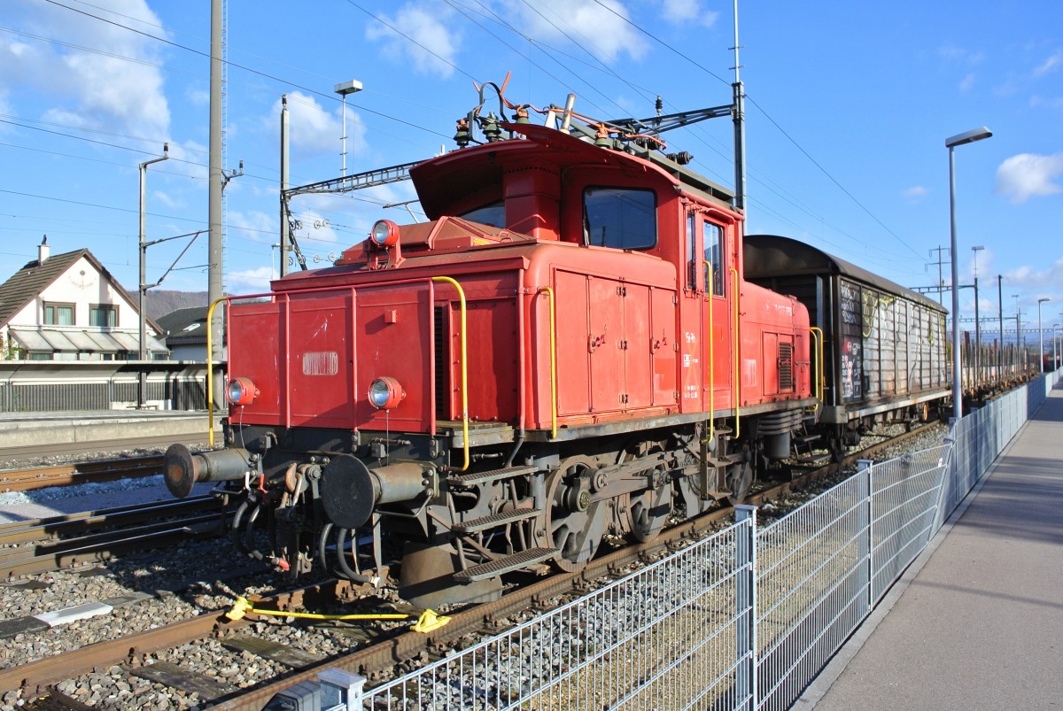 Die Ee 3/3 16401 wartet mit diversen Gterwagen in Kaiseraugst auf den Abbruch, 25.11.2013.