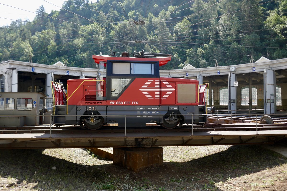 Die Ee 922 021 am 29.6.19 auf der Drehscheibe beim Lokdepot in Brig.