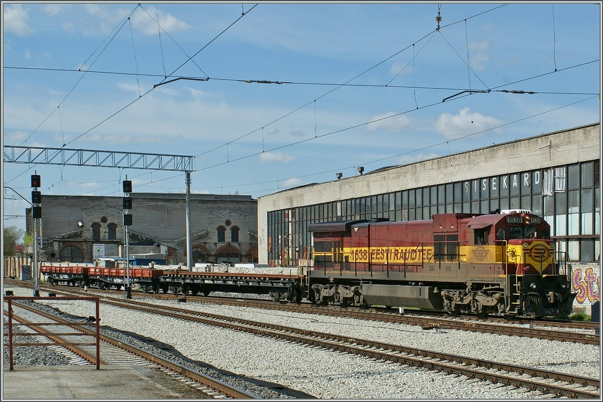 Die Eestiiraudtee Diesellok C36-7 N° 1538 erreicht mit einem Güter-/Dienstzug den Bahnhof von  Tallinn.
9. Mai 2012