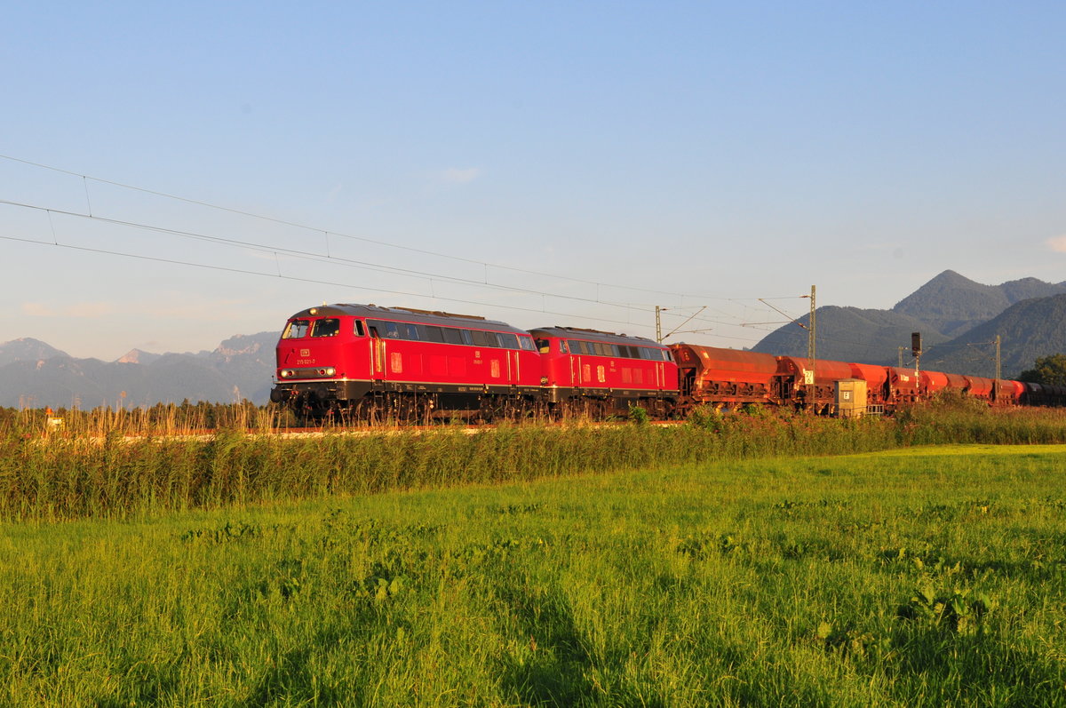 Die EfW 215 021-7 und EFW 215 023-3 mit einem Schotterzug an der Gleisbaustelle zwischen Prien und Bernau am Chiemsee am 07.08.17