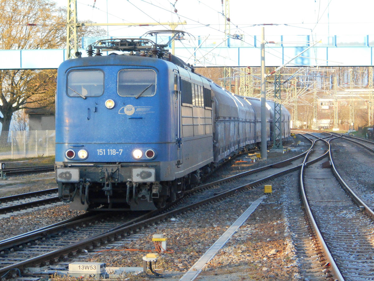 Die EGP 151 118 drückte den ersten Teil Kreidewagen in das Gleis 23 zum Abstellen.Aufnahme in Bergen/Rügen,am 09.April 2019,vom Bahnsteigende aus.