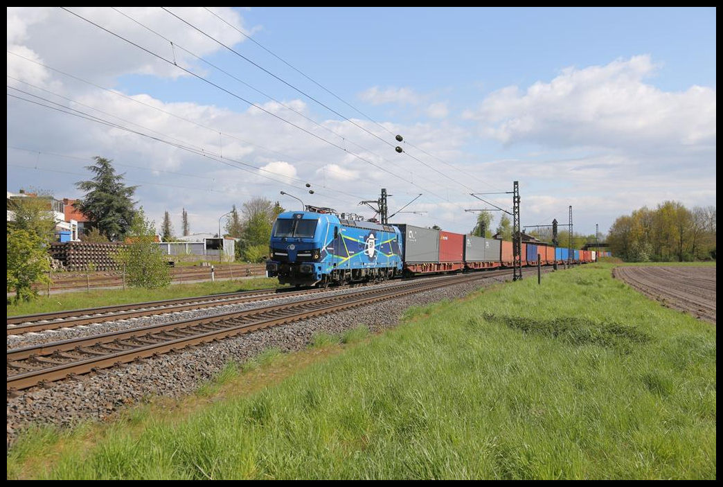 Die EGP 192101 erreicht hier am 7.5.2021 um 15.49 Uhr mit einem Containerzug in Richtung Osnabrück fahrend den Stadtrand von Lengerich in Westfalen.