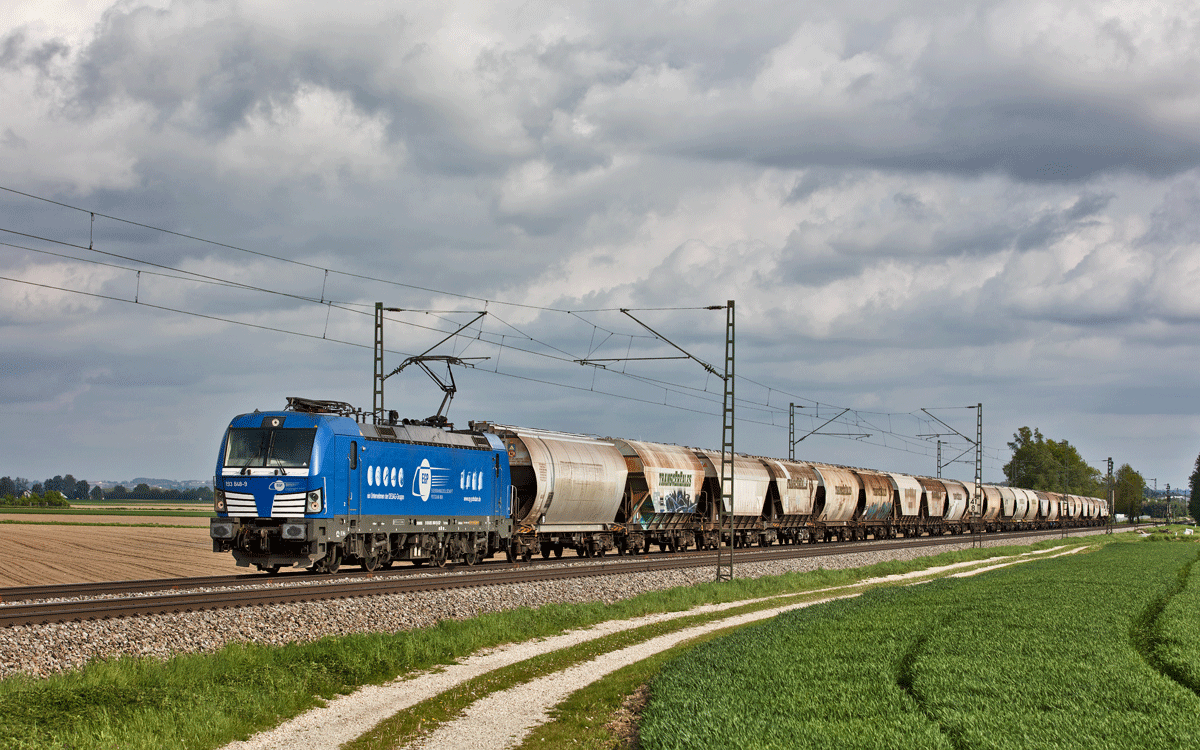Die EGP 193 848-9 fährt in Langenisarhofen mit einem Getreidezug nordwärts.Bild April 2017