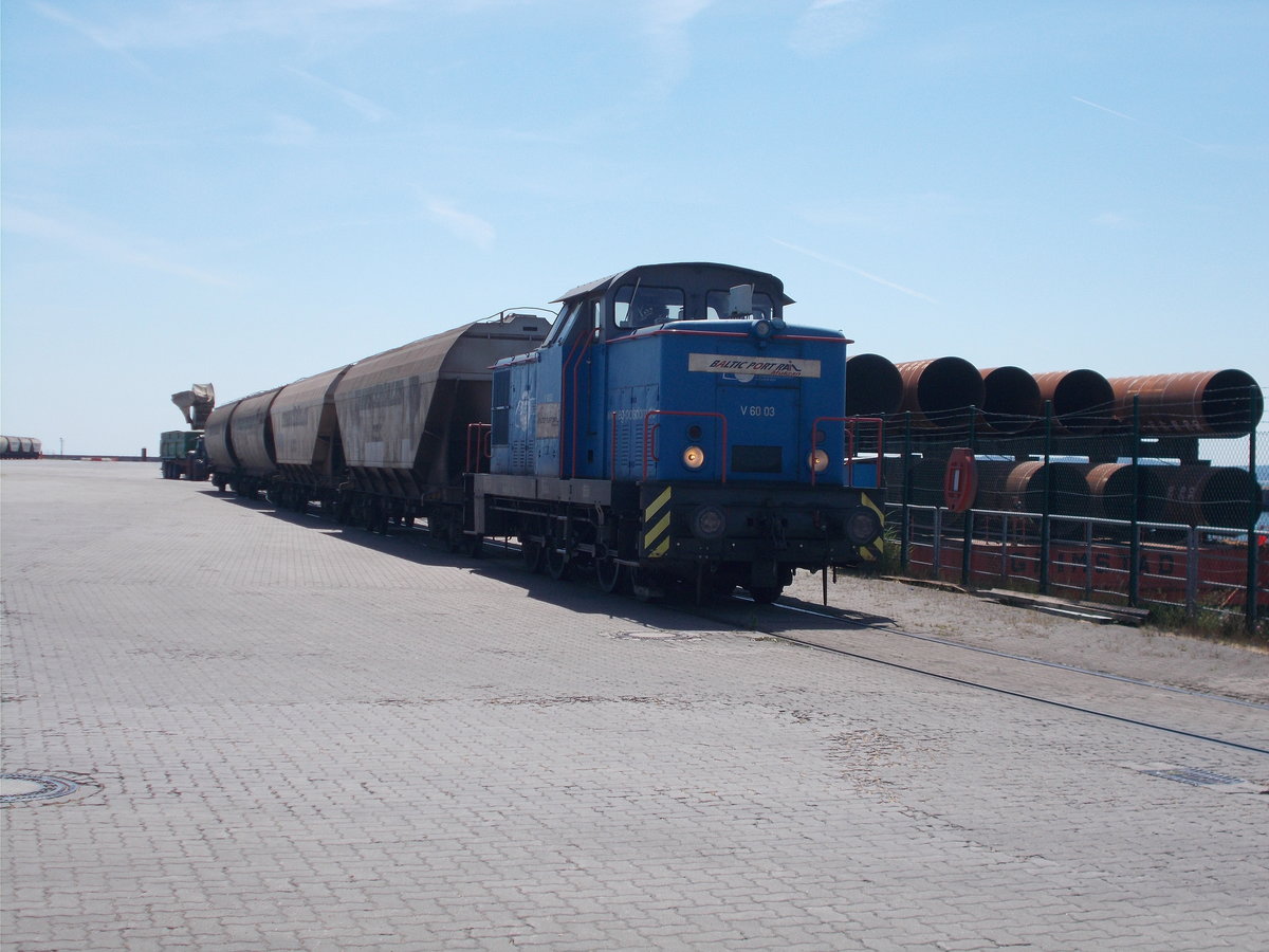 Die von der EGP an Baltic Port Rail Mukran vermietete V60.03,am 07.Juni 2016,beim Rangieren im Hafen von Mukran.Aufnahme durch das Hafentor.