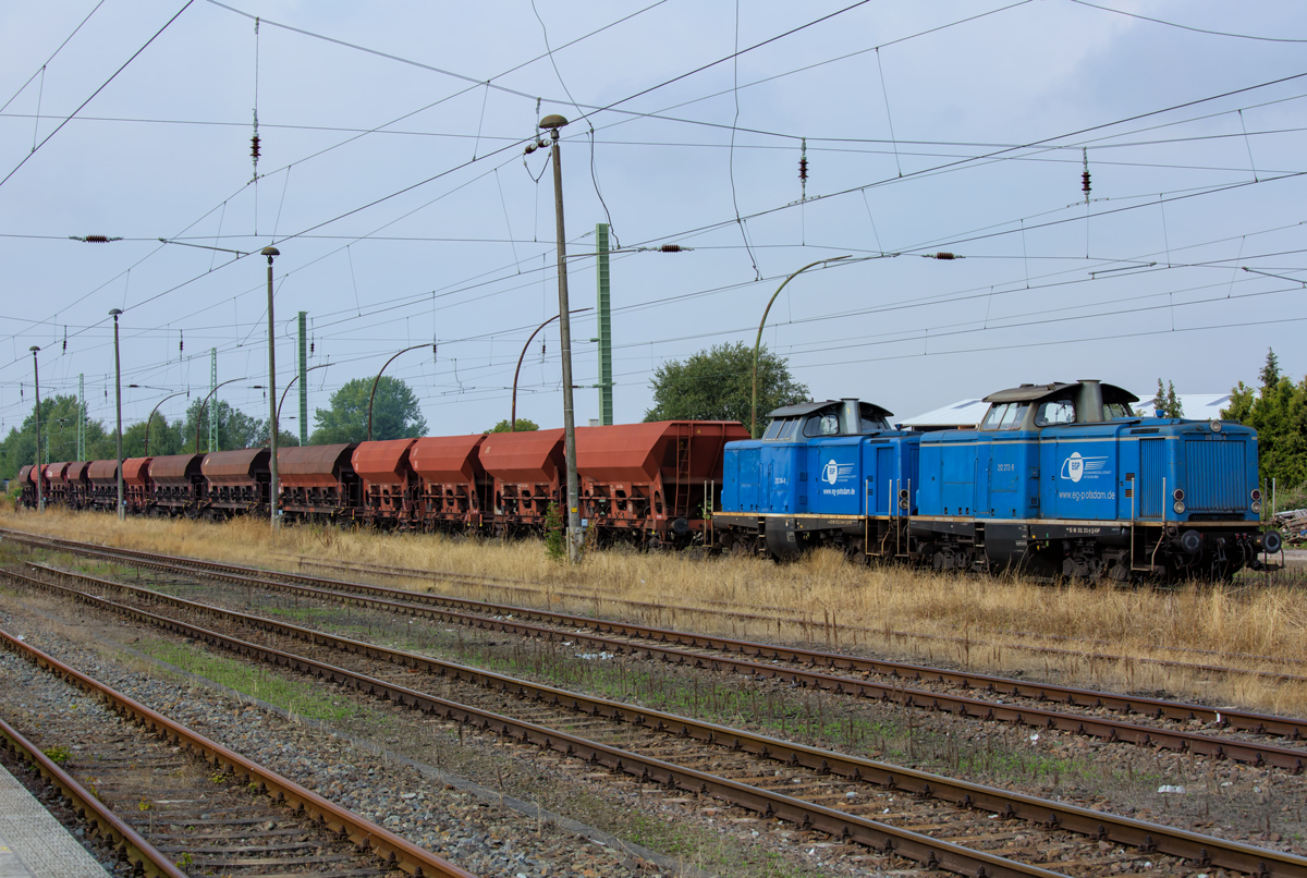 Die EGP mit Lok’s der BR 212 hat Schotterwagen in Bergen abgestellt. - 04.09.2015