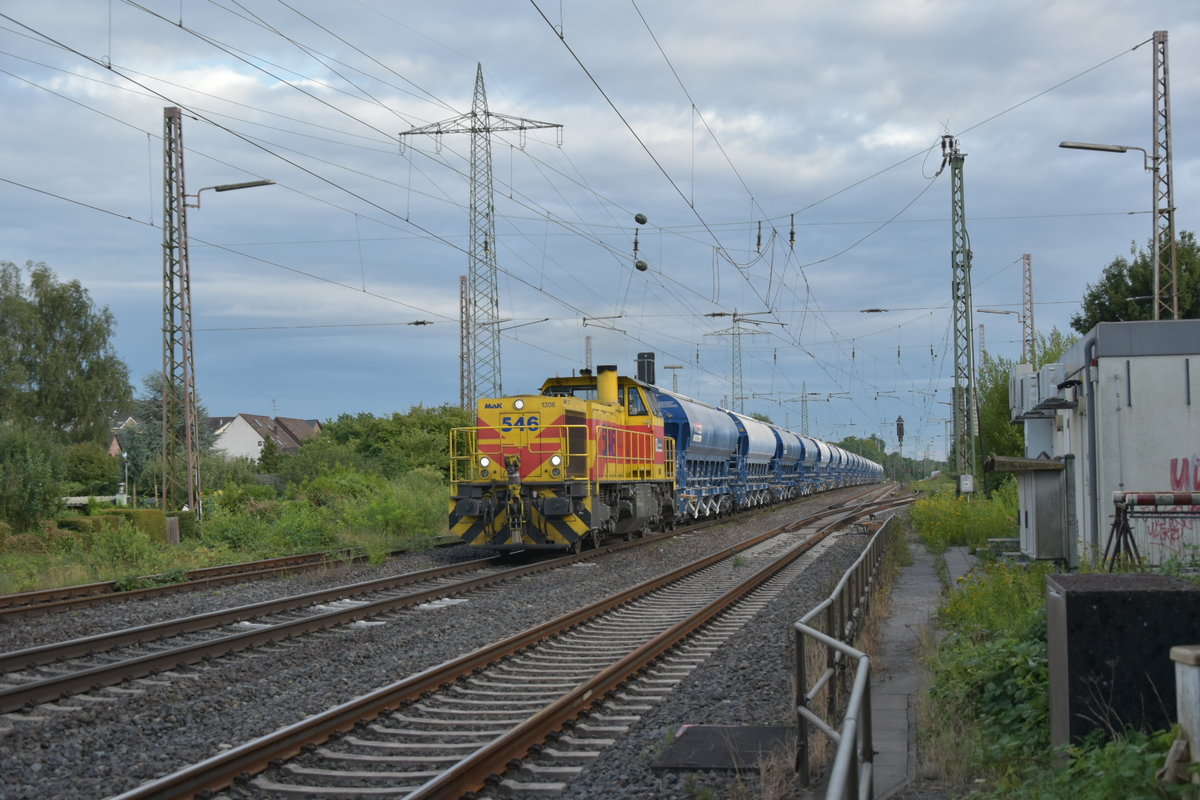 Die EH 546 die für Thyssen/Krupp fährt, ist hier in Lintorf mit einem Kalkzug gen Entefang am Abend des 23.7.2017