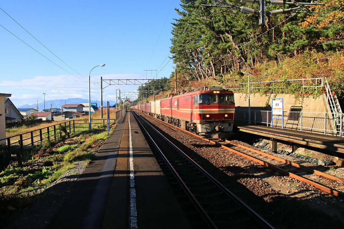 Die EH 800-7 mit einem Containerzug in Kamaya im Süden der Insel Hokkaidô auf der Dônan Isaribi-Bahn. Die Containerzüge werden von einer EH 800 durch den Seikan-Unterseetunnel geführt und in der Stadt Hakodate auf Hokkaidô einer grossen Diesellok übergeben, die die Züge weiterführt. 30.Oktober 2022  