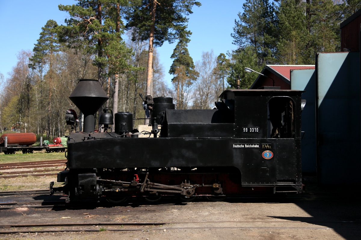 Die eh. DR 99 3310, bis in die 70er Jahre noch eingesetzt bei der Muskauer Waldbahn, gehört jetzt zum Bestand der Ohs Bruks Järnväg und ist dort die Nr. 3. Bei unserem Besuch wurde sie vor der Lokhalle bereitgestellt. 