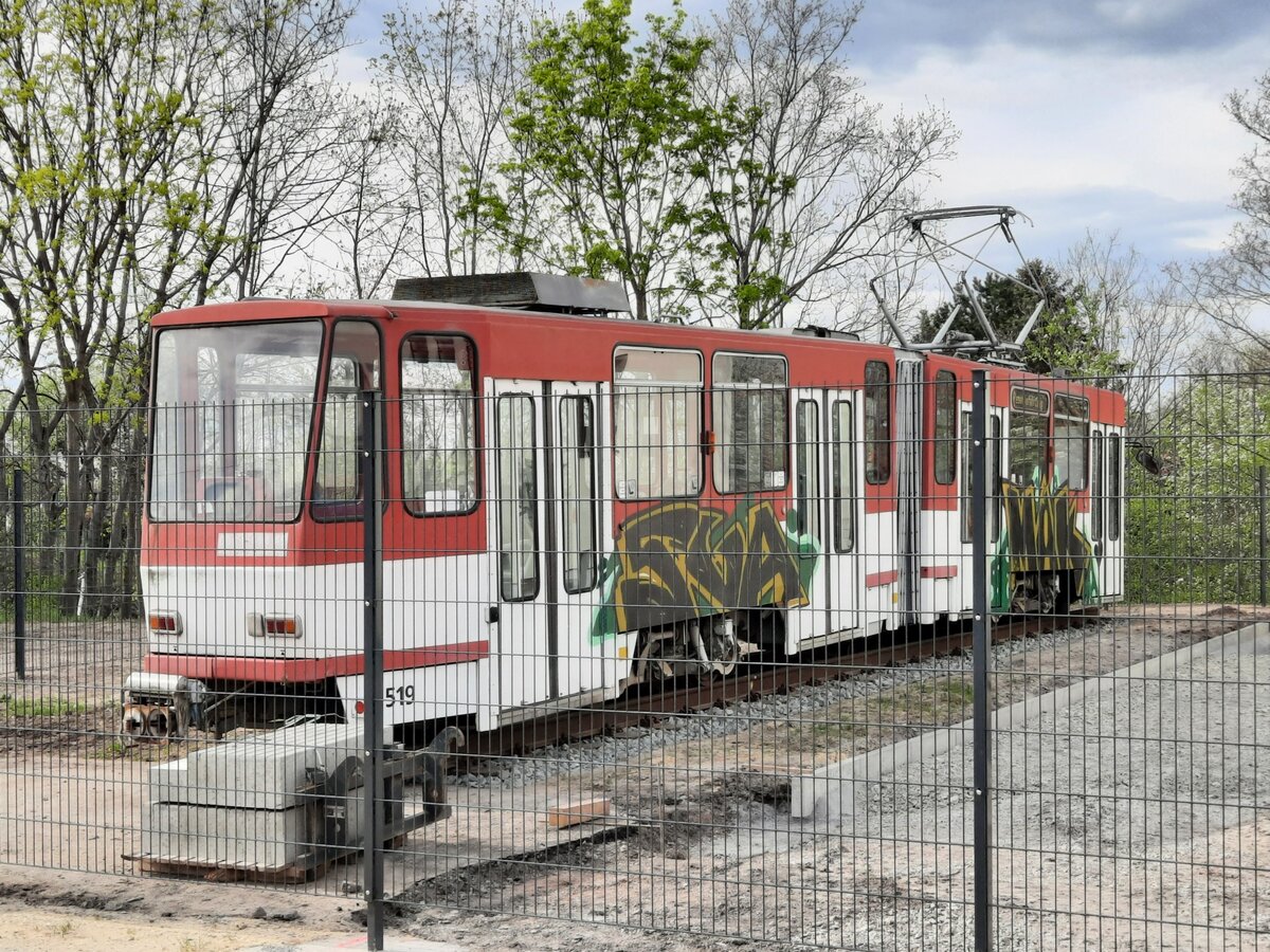 Die ehem. EVAG 519 am 23.04.2023 bei der Erfurter Bahnservice GmbH in Erfurt. Das EVU rettete die Tatra vor dem Schrottplatz.