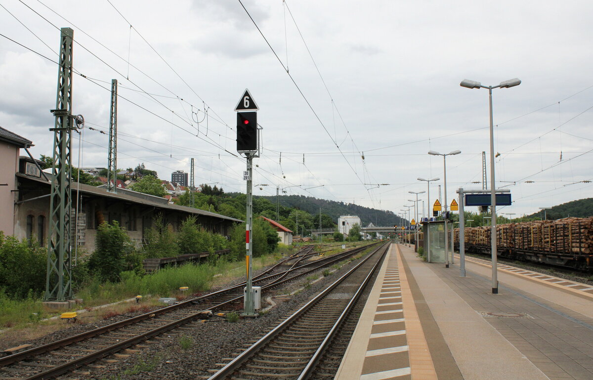 Die ehem. Güterabfertigung links und die Bahnsteig 2 & 3, am 08.06.2022 in Bad Hersfeld.