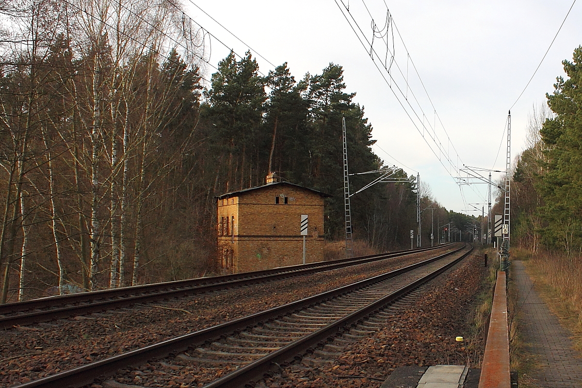 Die ehemalige Blockstelle Fichtengrund an der Berliner Nordbahn am 24.02.2015.
Seit 1964 ohne bahntechnische Funktion, aber noch als Wohnung genutzt und jetzt dem Verfall preisgegeben.
