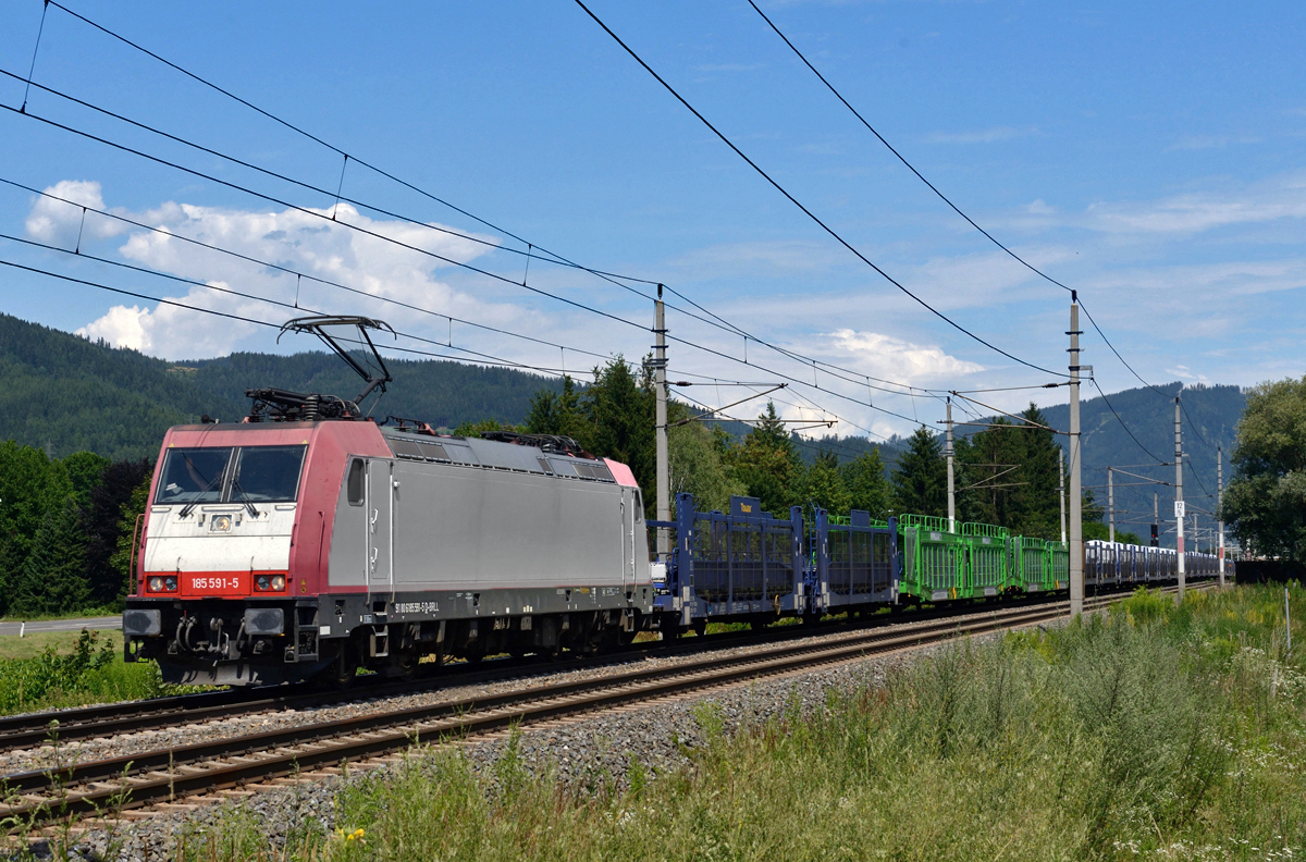 Die ehemalige Crossrail 185 591 war am 20. Juli 2017 mit dem LTE-Autozug 48998 nach Bremerhaven unterwegs, und wurde von mir in Waltenbach bei Niklasdorf fotografiert.