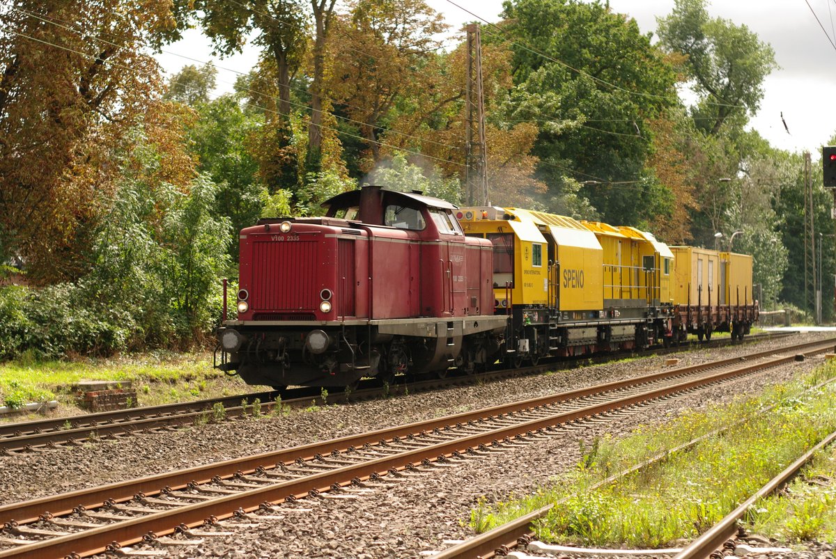 Die ehemalige DB 213 335 gehört heute der Eisenbahn-Betriebsgesellschaft Neckar-Schwarzwald-Alb mbH (NeSA). Am 19.08.2017 durchfuhr sie mit einem SPENO-Schleifzug (RR16SP-13) den ehemaligen Bahnhof Lintorf.