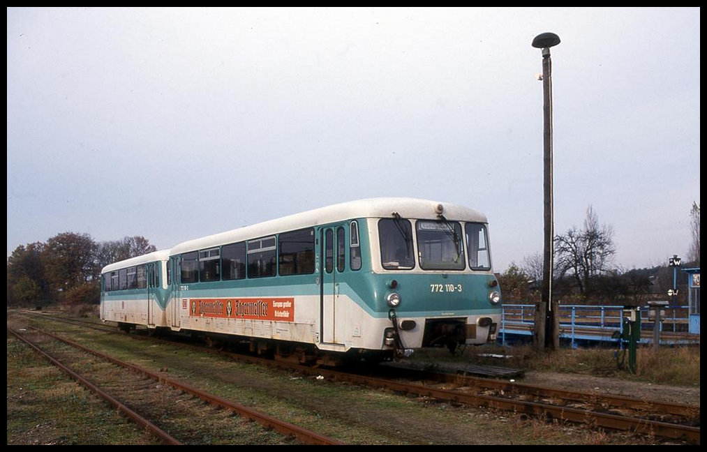 Die ehemalige DR Ferkeltaxe hatte noch eine moderne DB Lackierung bekommen. 772110 stand  am 8.11.1998 mit einer Schnaps Werbung beklebt im Bahnhof Ludwigslust.