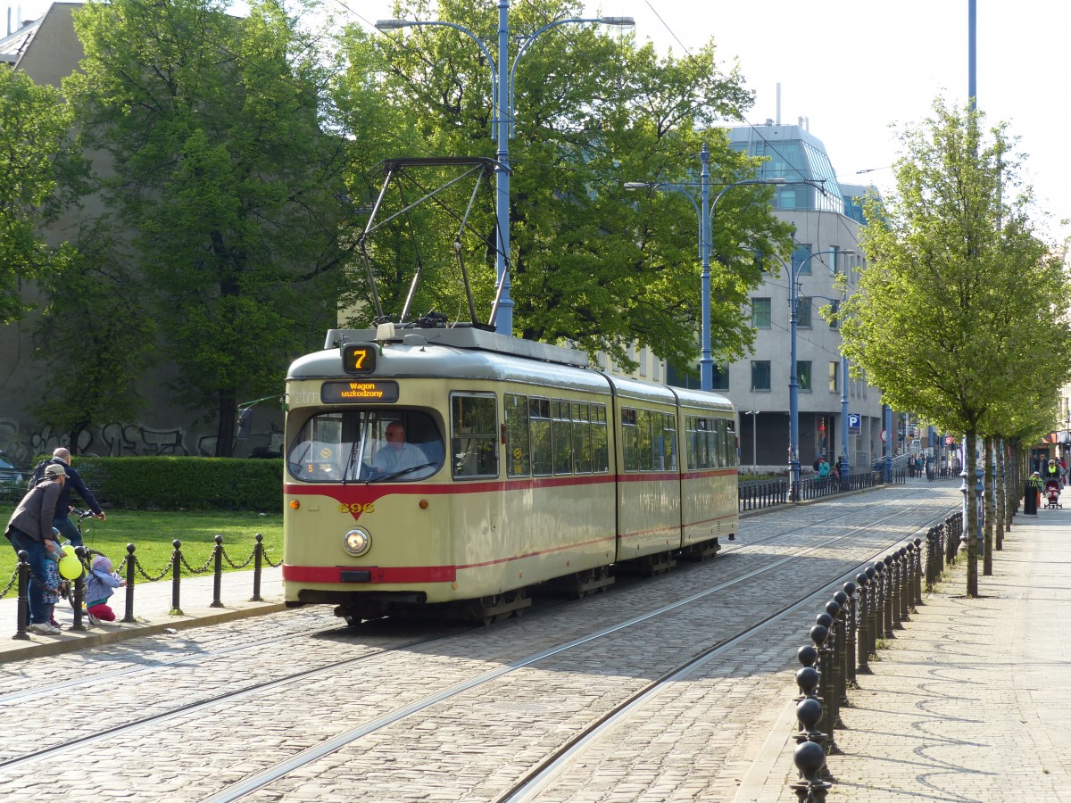 Die ehemalige Düsseldorfer Düwag-Tram Nr. 696 in der Podgórna. Laut Anzeige ist der Wagen schadhaft. 1.5.2015